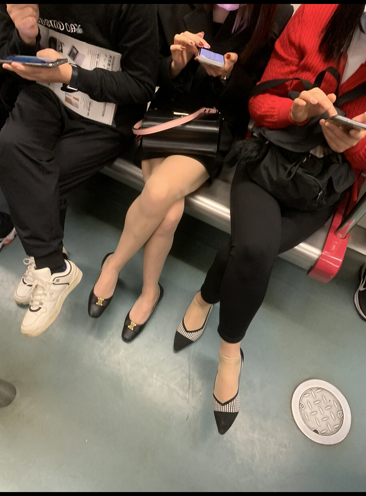 口罩年在地铁遇到的极品肉丝平底鞋妹子