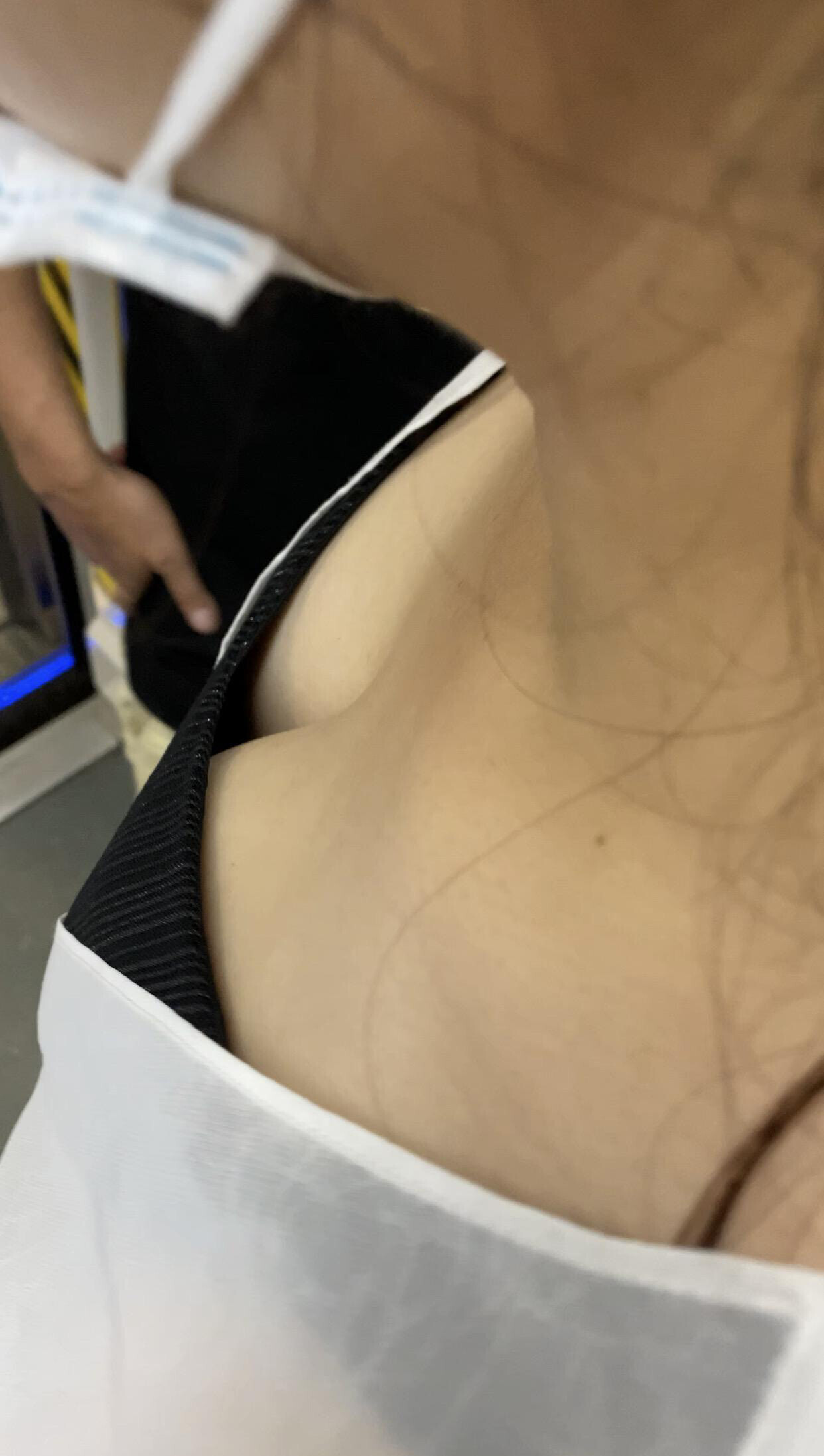 偷拍视角下 半露半隐的酥胸最是撩人