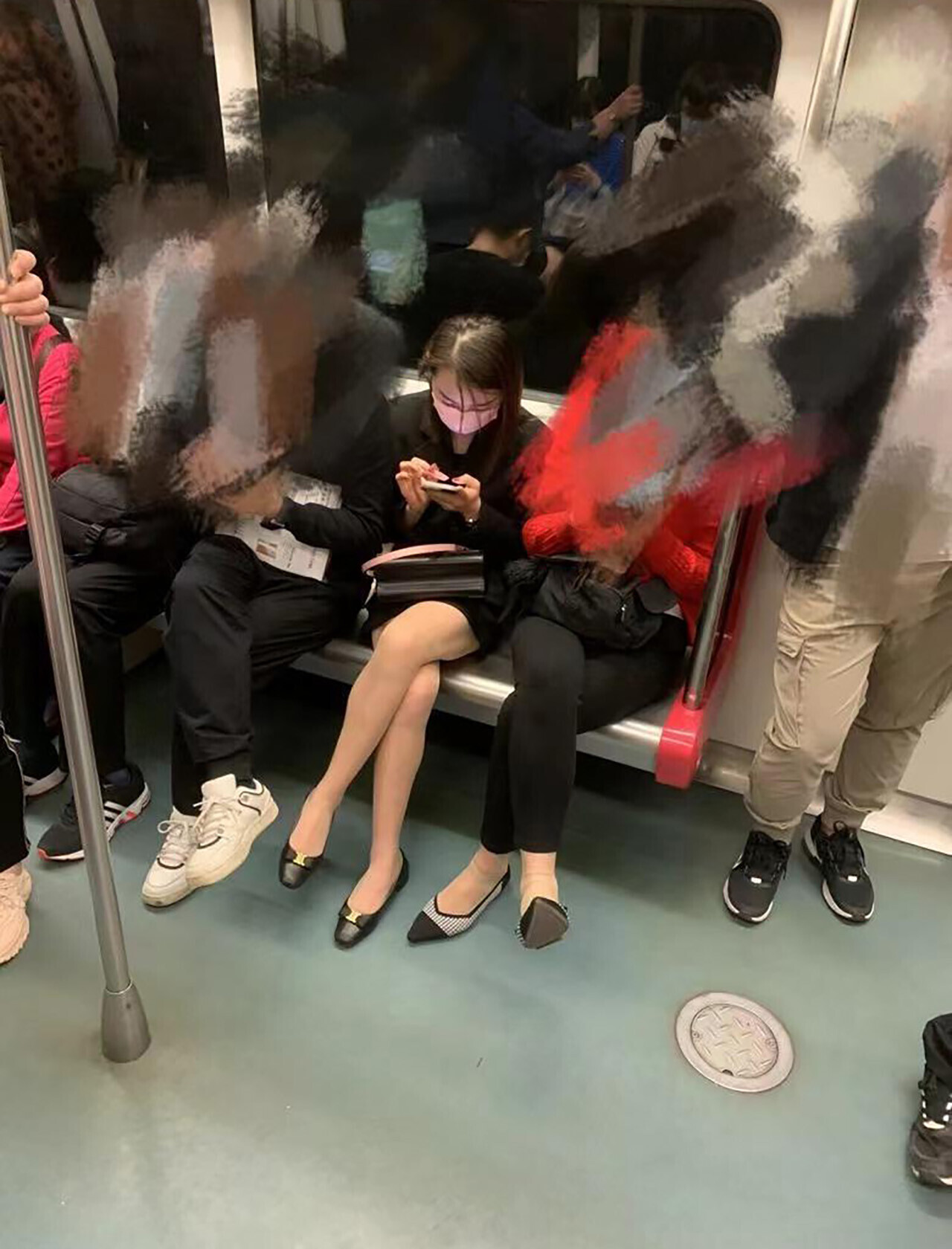 口罩年在地铁遇到的极品肉丝平底鞋妹子