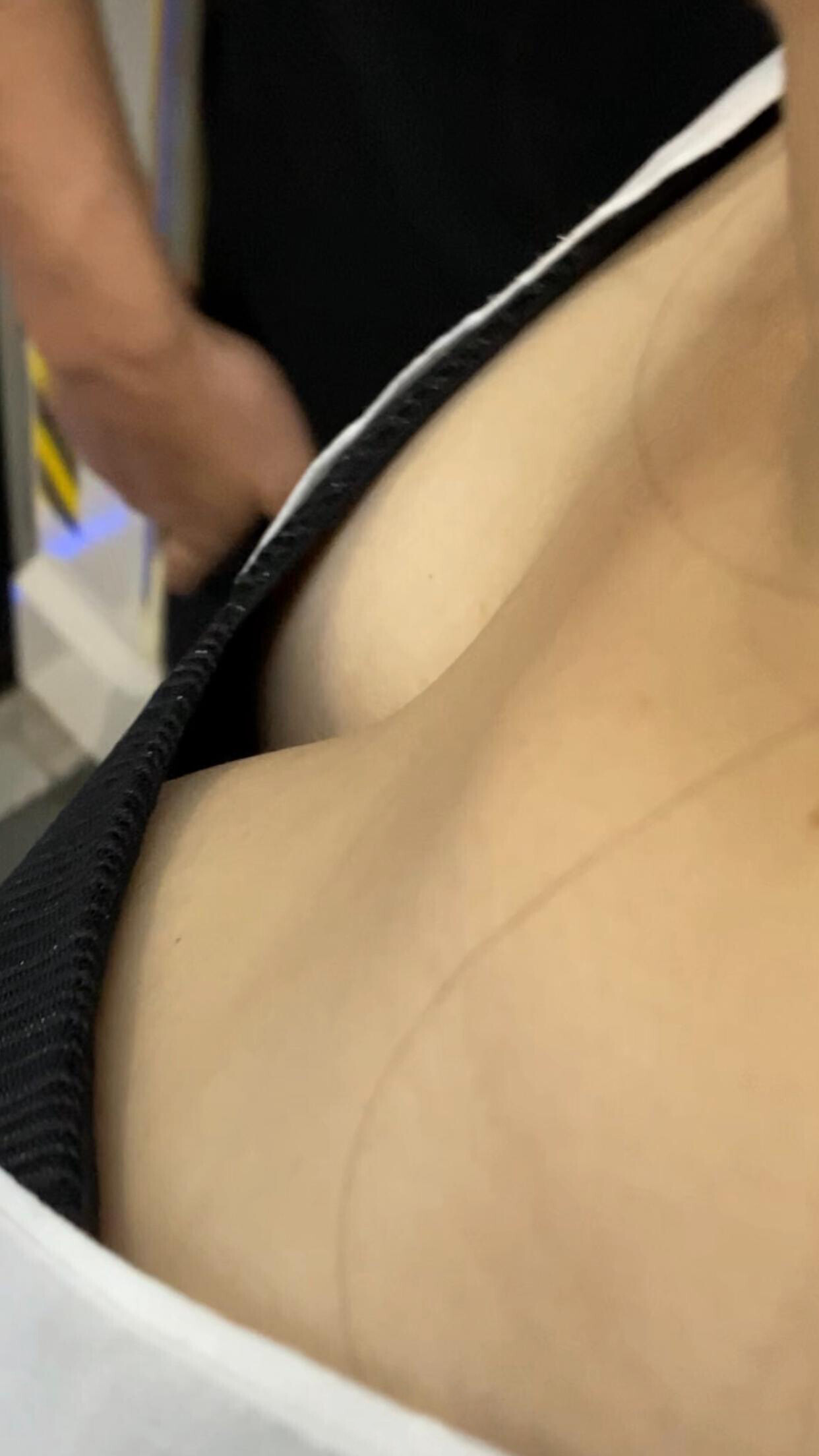 偷拍视角下 半露半隐的酥胸最是撩人