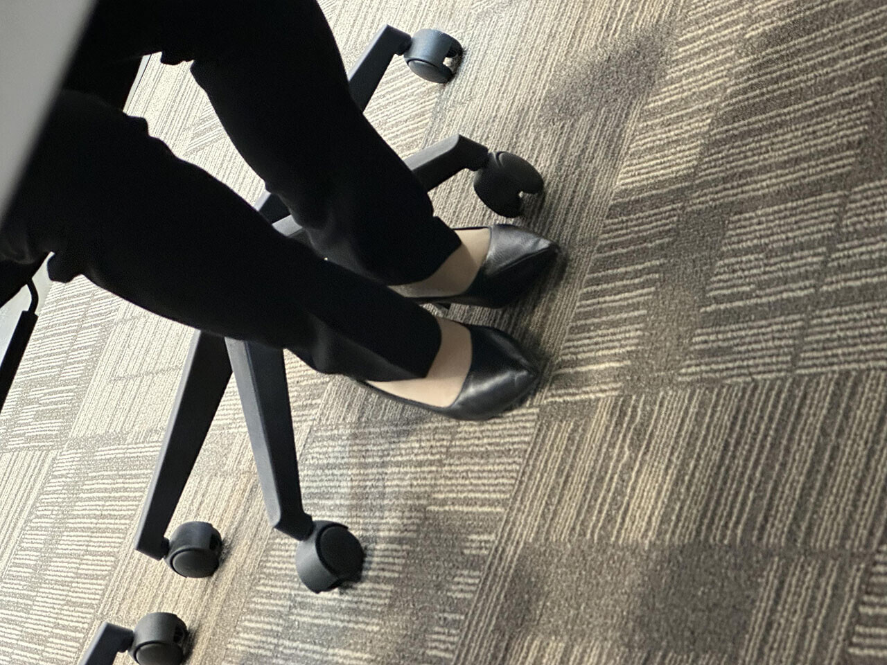 打胶同事的黑色尖头高跟鞋