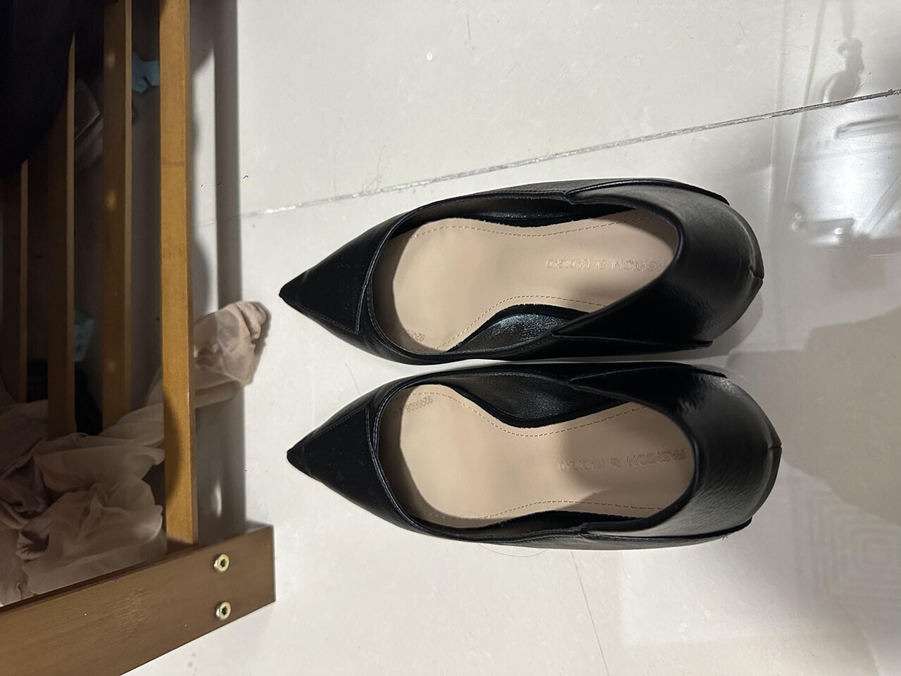 打胶同事的黑色尖头高跟鞋