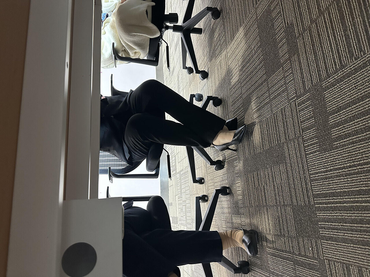 打胶同事的黑色尖头高跟鞋