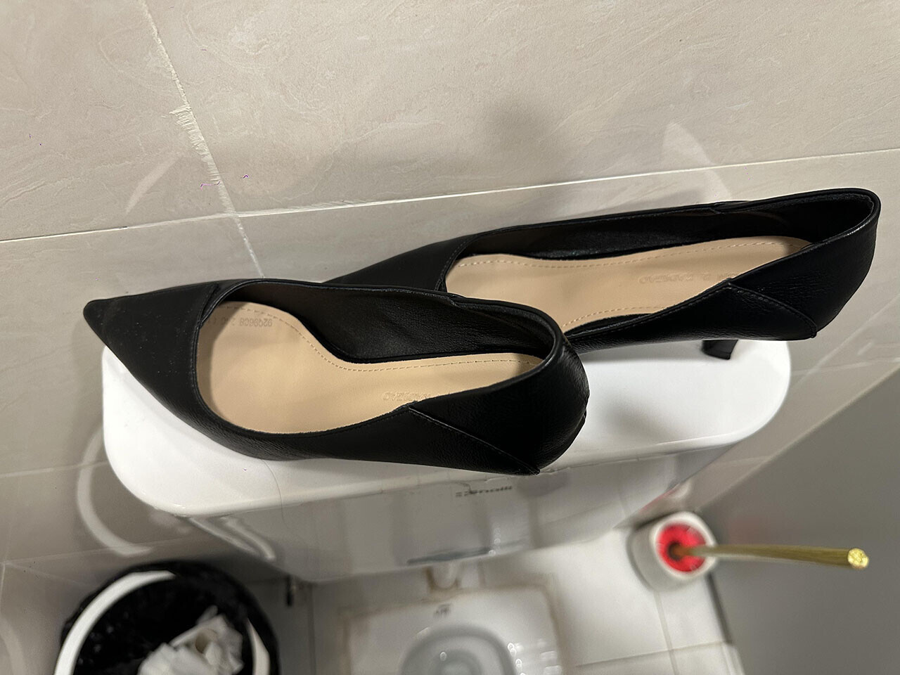 打胶同事的黑色尖头高跟鞋