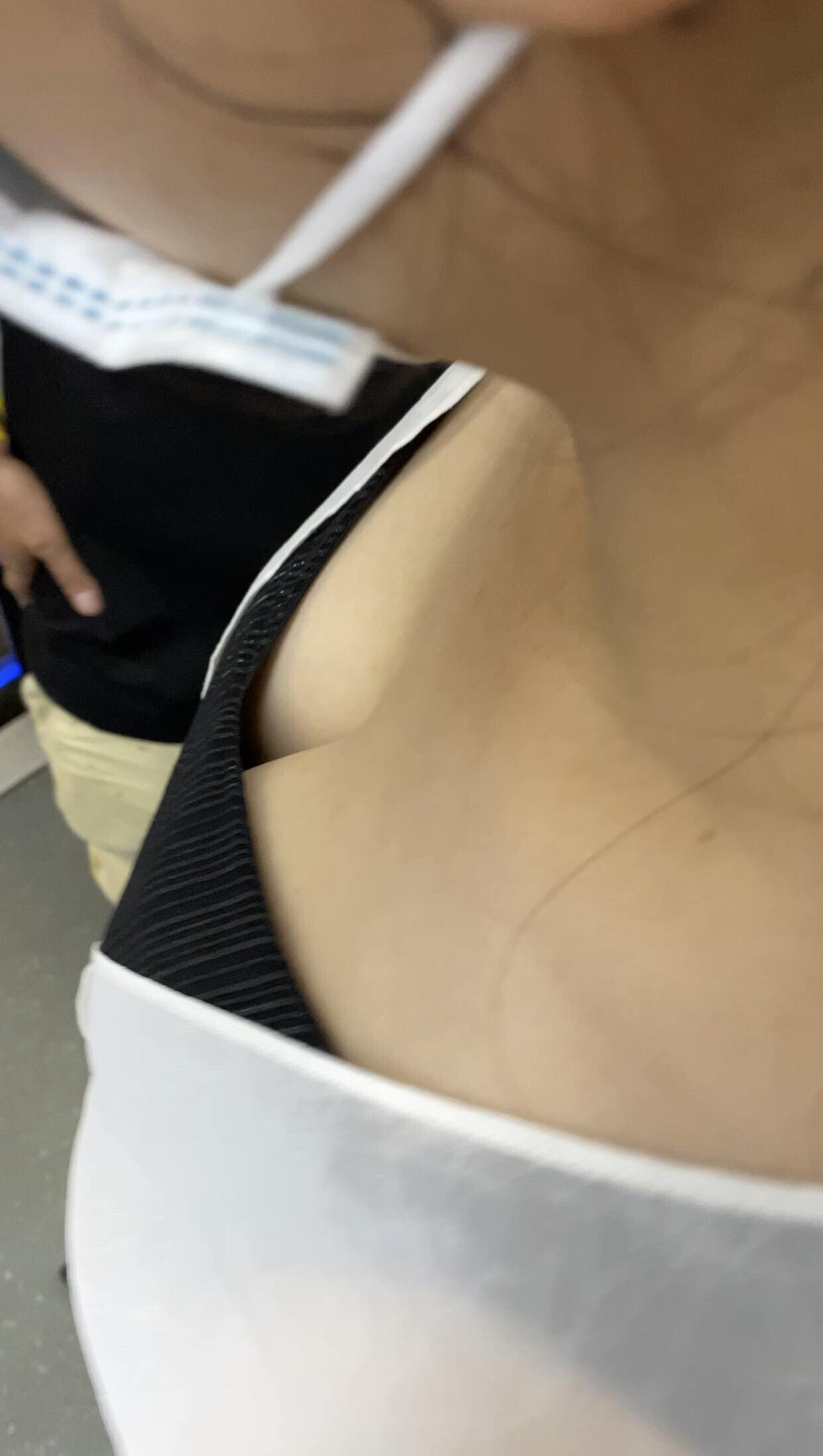 偷拍视角下 半露半隐的酥胸最是撩人