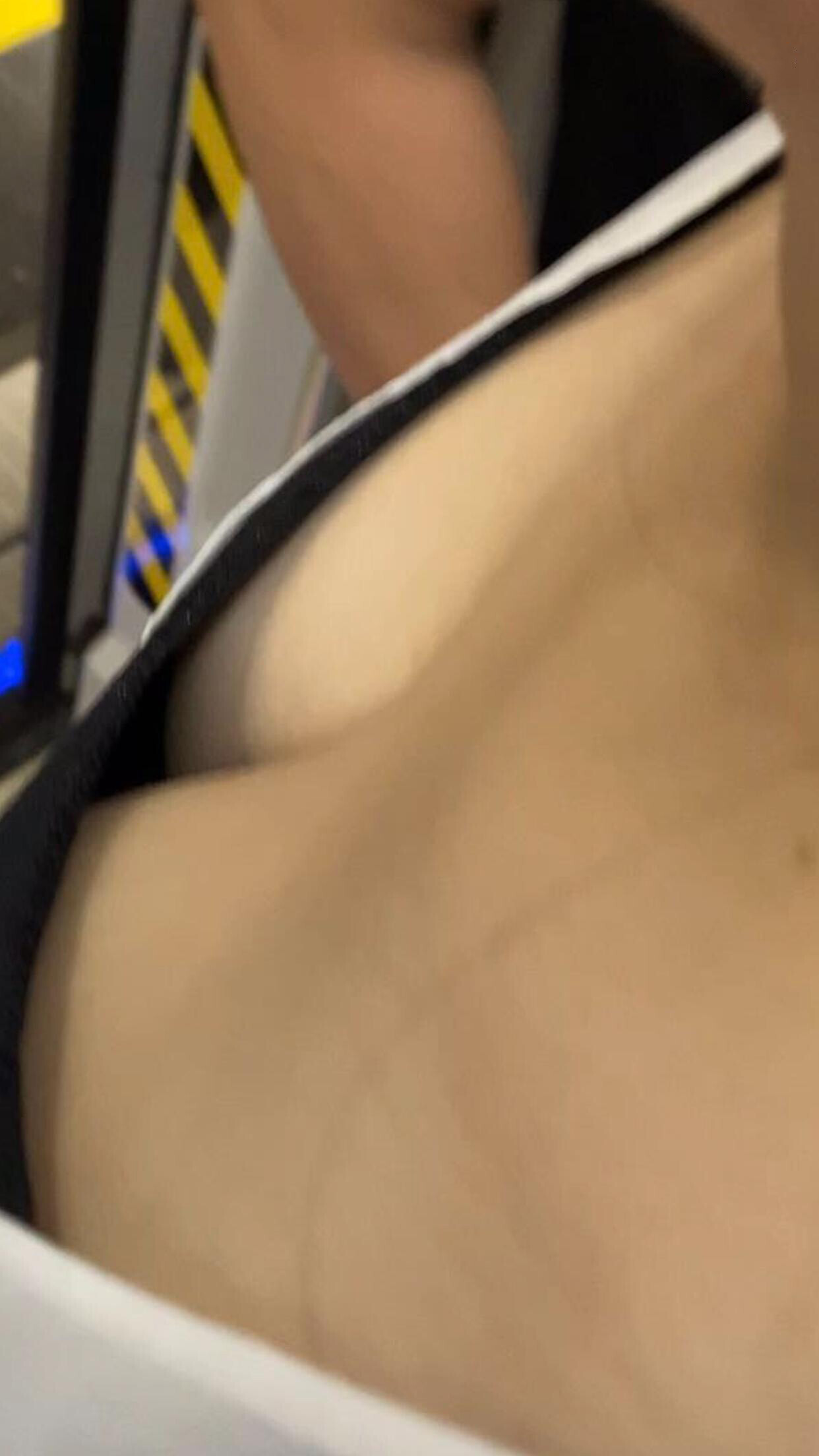 偷拍视角下 半露半隐的酥胸最是撩人