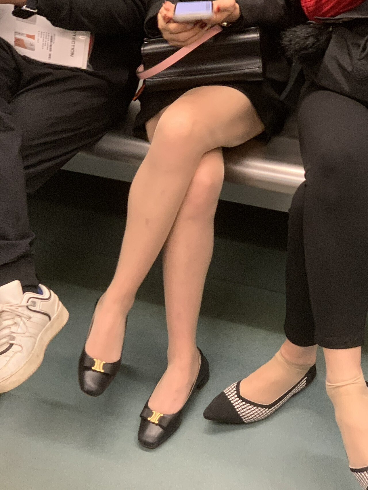 口罩年在地铁遇到的极品肉丝平底鞋妹子