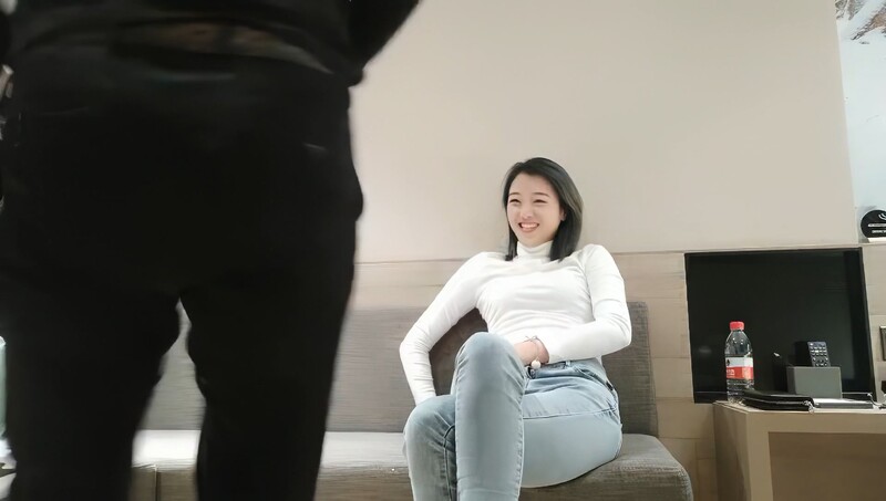 漂亮小少妇的逼逼特写，酒店里偷情约炮，还想偷偷拔套内射被发现