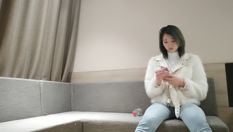 漂亮小少妇的逼逼特写，酒店里偷情约炮，还想偷偷拔套内射被发现