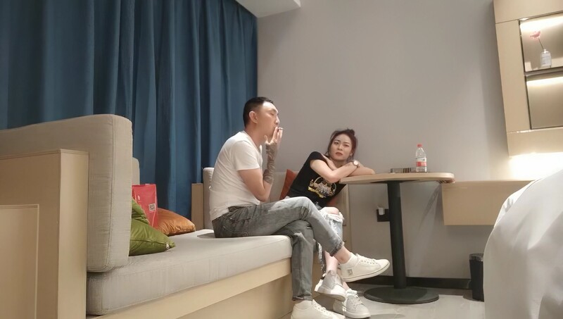 3000约少妇外出开房，身材依旧如少女一般，对着粉嫩的穴狂亲，偷情的感觉！