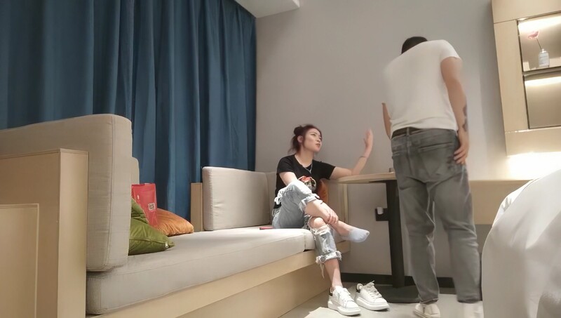 3000约少妇外出开房，身材依旧如少女一般，对着粉嫩的穴狂亲，偷情的感觉！