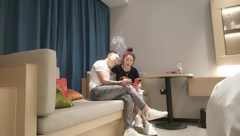 3000约少妇外出开房，身材依旧如少女一般，对着粉嫩的穴狂亲，偷情的感觉！