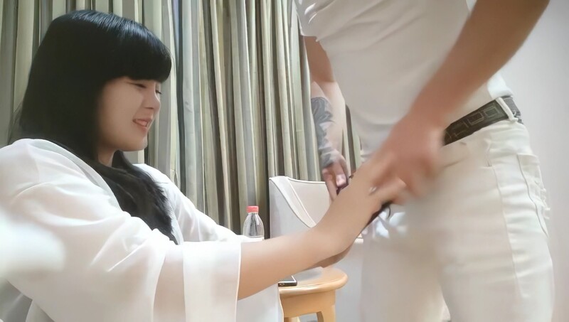 重金诱惑，干一炮顶的上半月工资，小少妇犹豫再三，下班来酒店卖一次逼吧