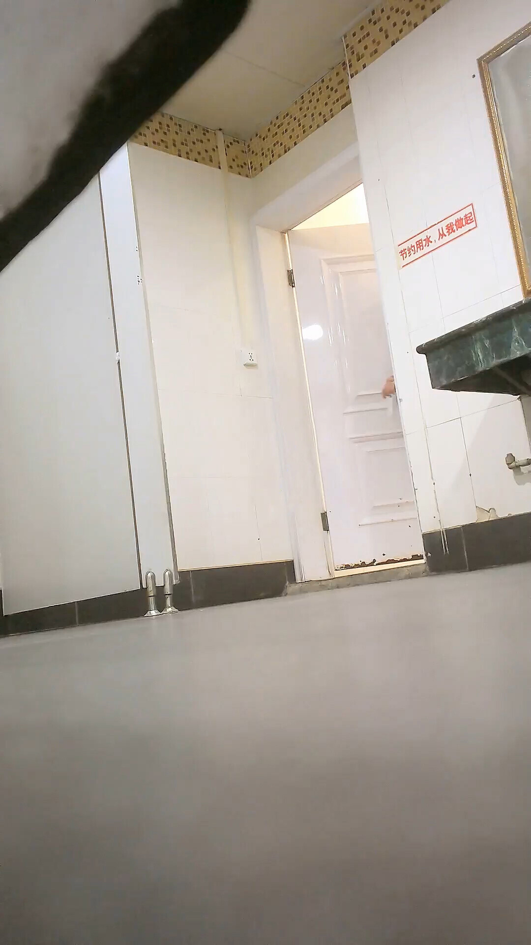 商场女厕偷拍黑裙少妇差点被发现