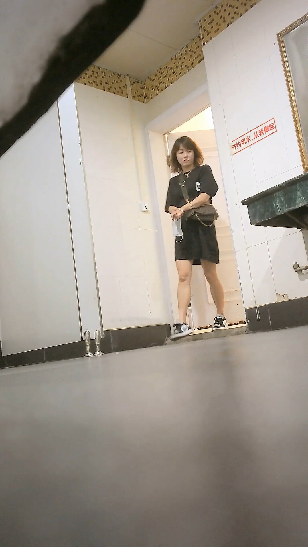 商场女厕偷拍黑裙少妇差点被发现