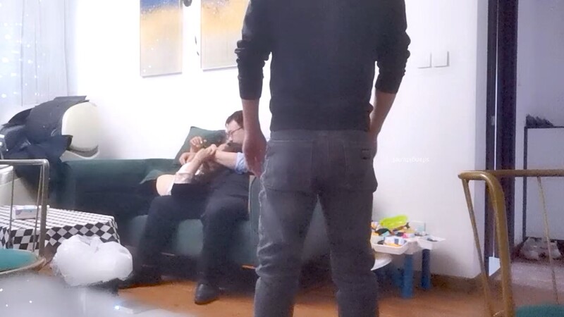 两对中年夫妻相约换妻，正是如狼似虎的年纪，肉欲横流浪叫抽插声不绝于耳，超刺激必看