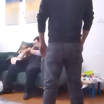 两对中年夫妻相约换妻，正是如狼似虎的年纪，肉欲横流浪叫抽插声不绝于耳，超刺激必看