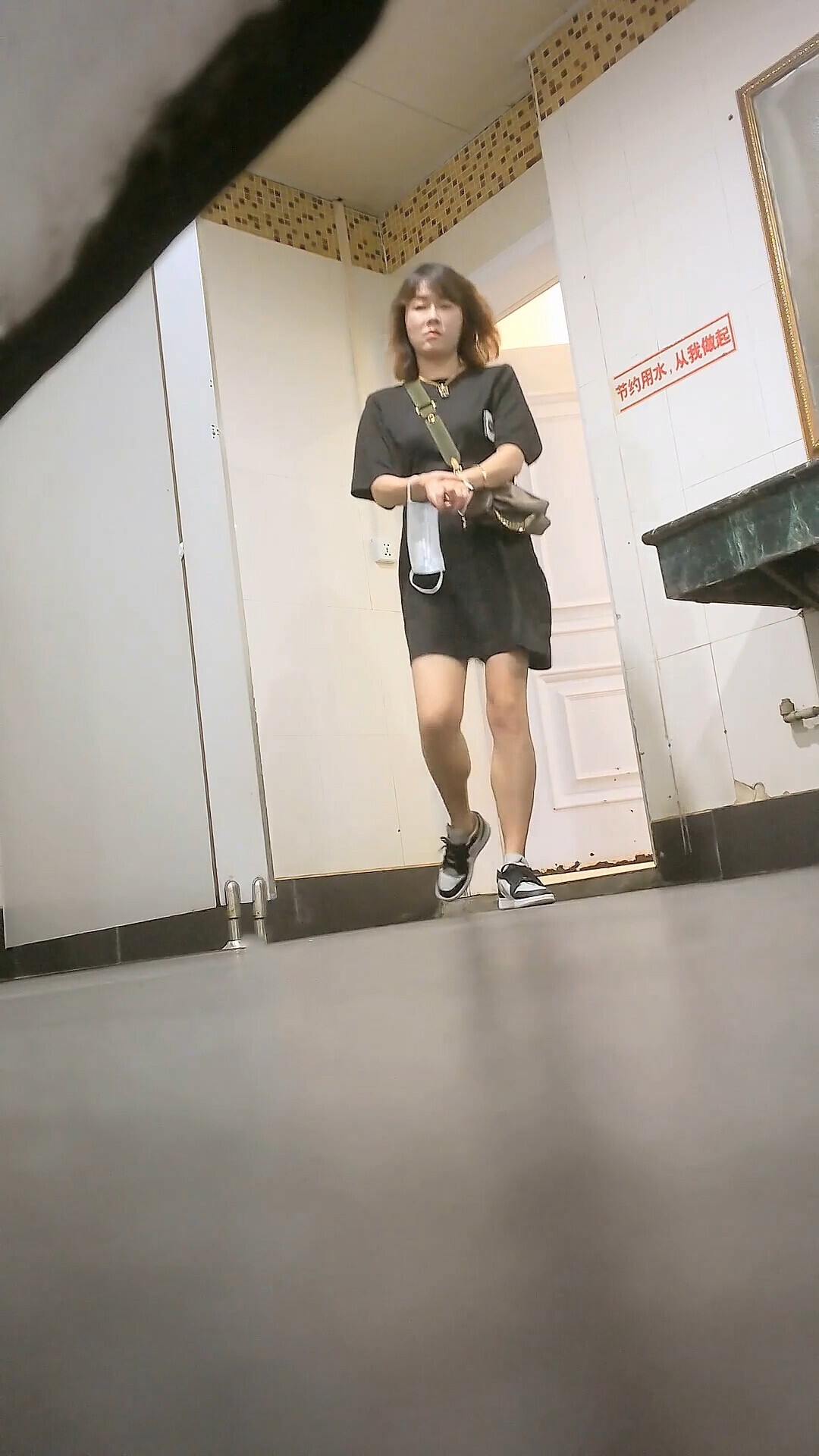 商场女厕偷拍黑裙少妇差点被发现