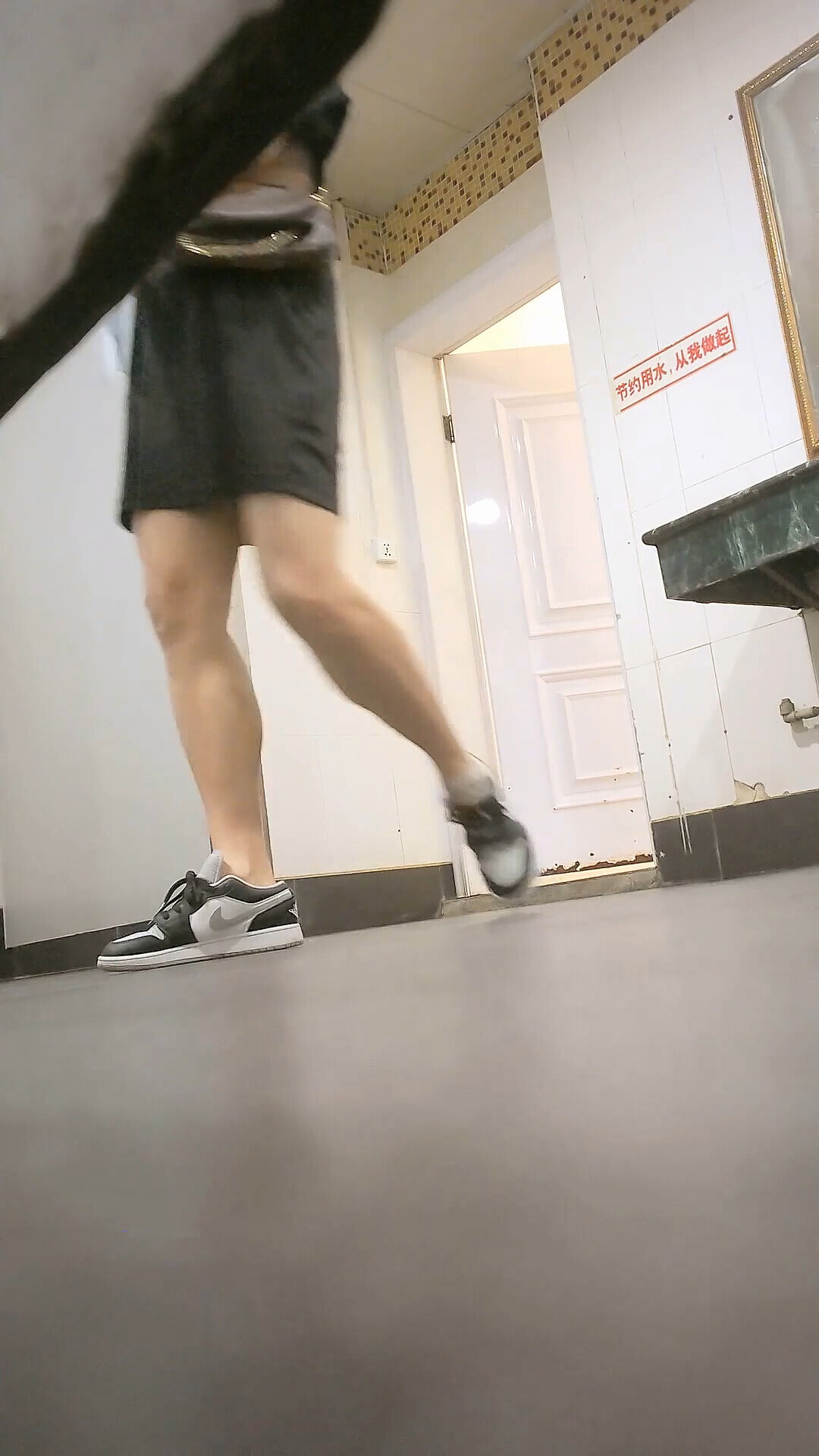商场女厕偷拍黑裙少妇差点被发现