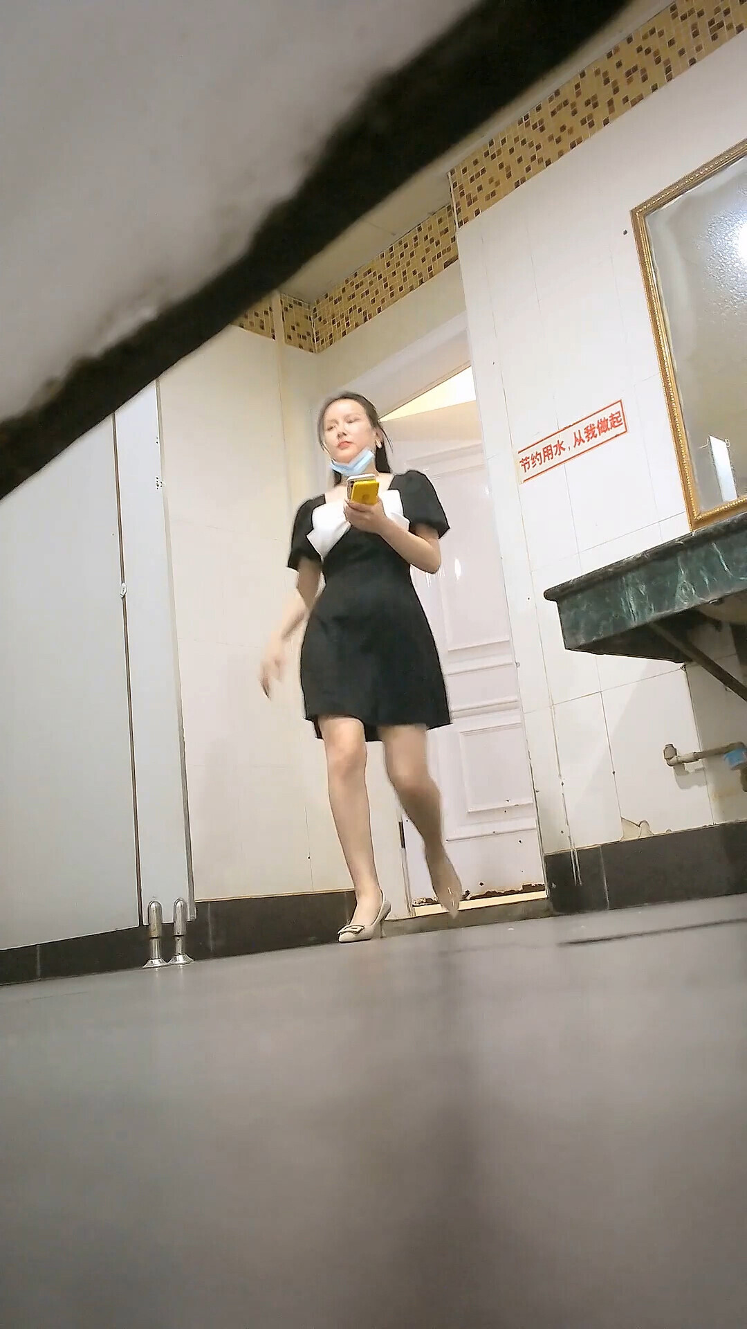 商场女厕后续偷拍--马尾妹子