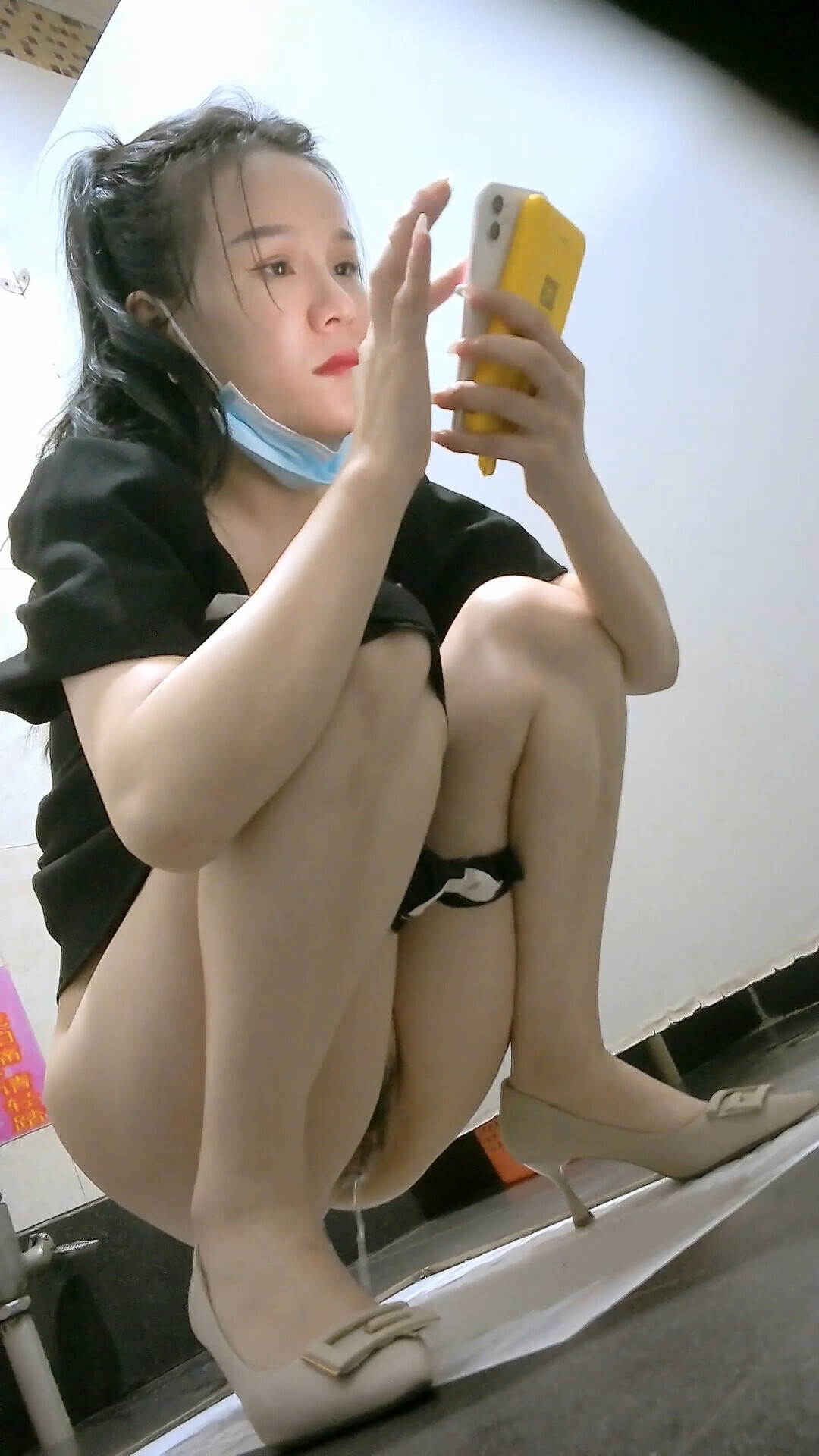 商场女厕后续偷拍--马尾妹子