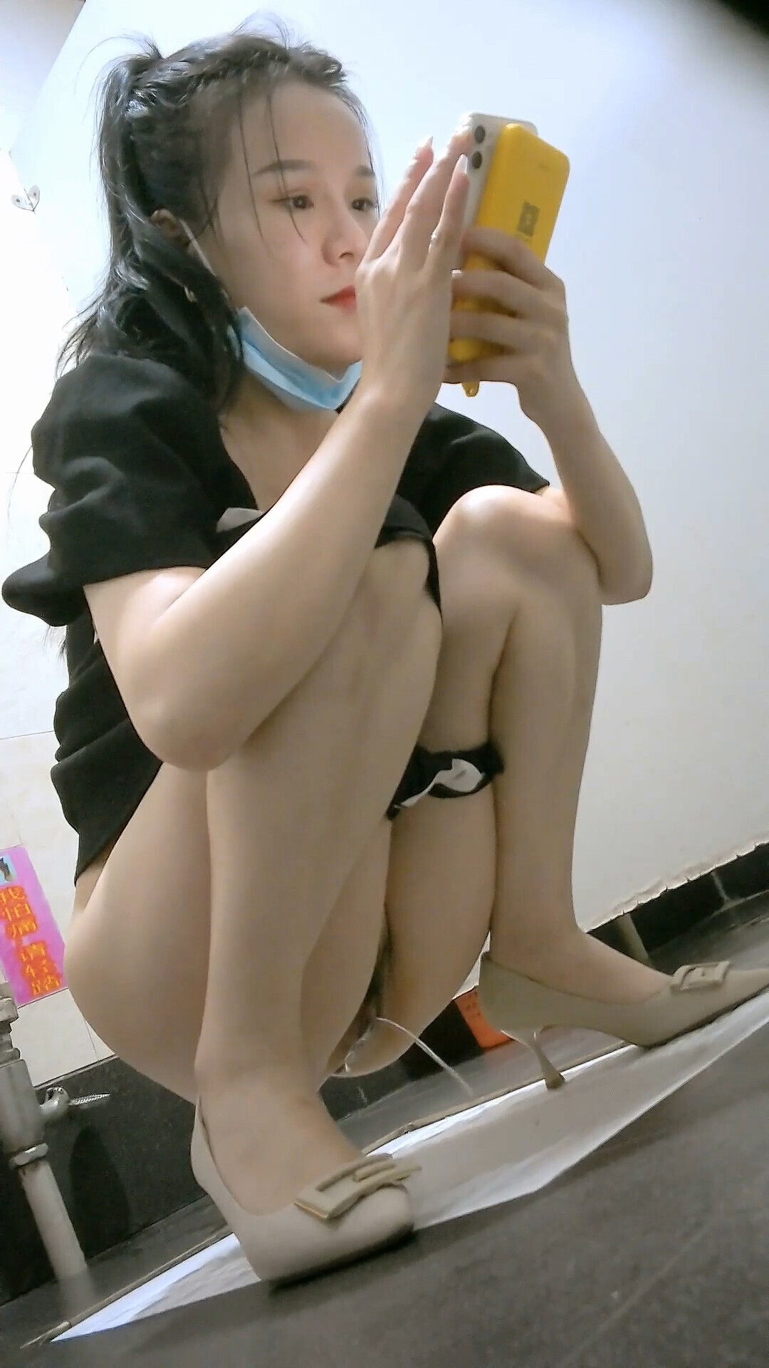 商场女厕后续偷拍--马尾妹子