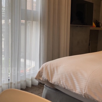 企业女秘书良家酒店约炮金主羞涩紧张脱光后立马变淫妇啪啪表情狰狞内射