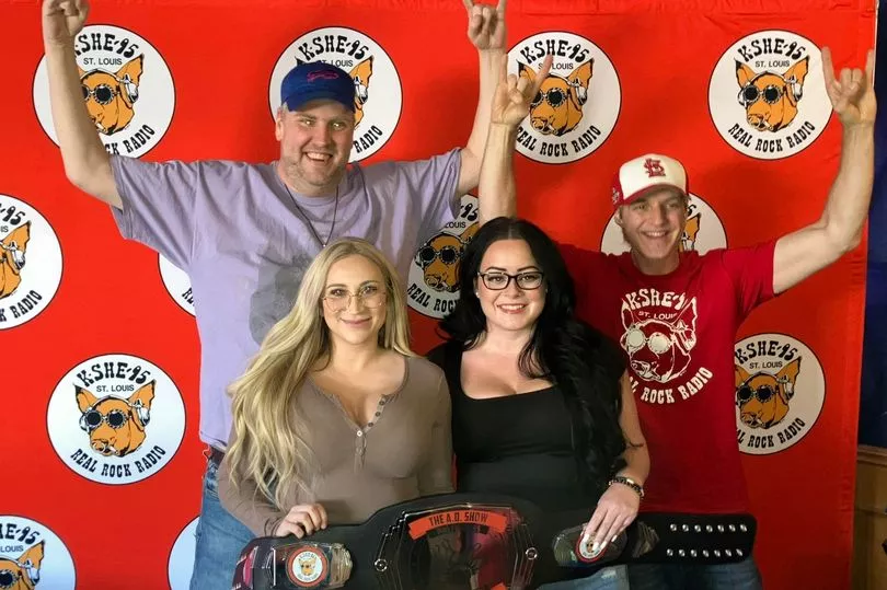 两名因色情副业而被同一学校解雇的女教师重聚在一起