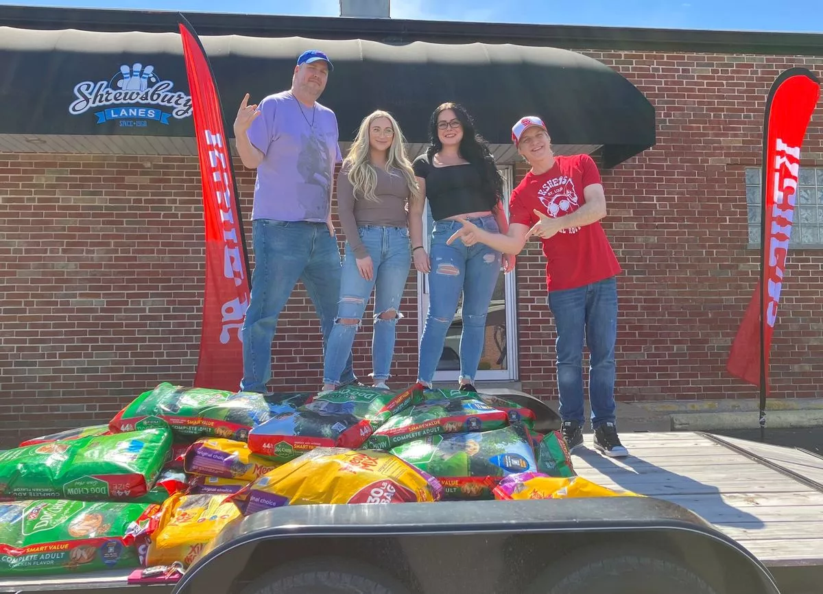 两名因色情副业而被同一学校解雇的女教师重聚在一起