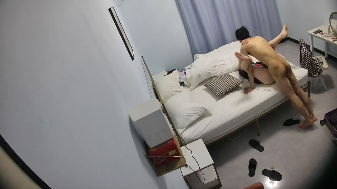 新流出高校附近酒店偷拍极品青涩大学生情侣激情大战小哥疯狂舔逼