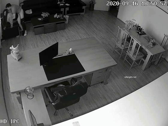 黑客破解摄像头偷拍河北某摄影店女老板 年纪30左右 在公司办公室与2名男子长达两年偷情记录