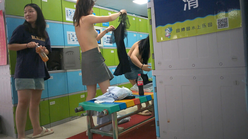 大众浴室偷拍美女淋浴换衣众多的花季学生妹