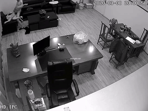 黑客破解摄像头偷拍河北某摄影店女老板 年纪30左右 在公司办公室与2名男子长达两年偷情记录