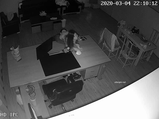 黑客破解摄像头偷拍河北某摄影店女老板 年纪30左右 在公司办公室与2名男子长达两年偷情记录