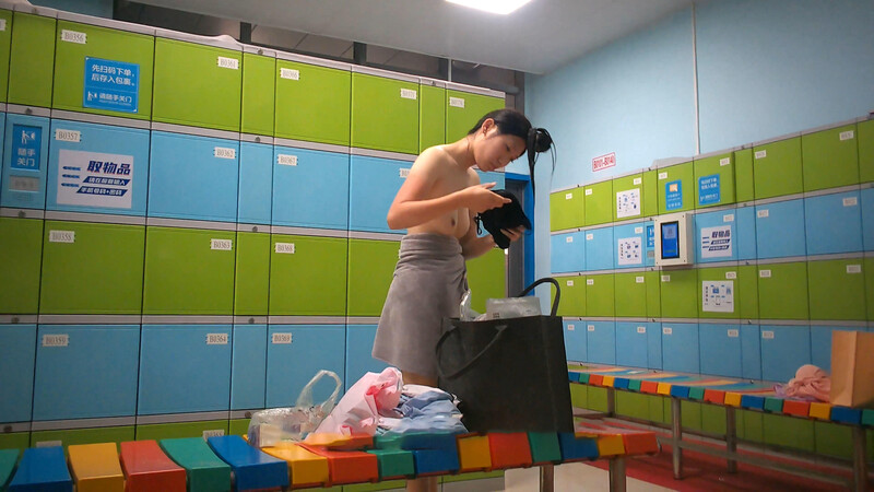 大众浴室偷拍美女淋浴换衣众多的花季学生妹