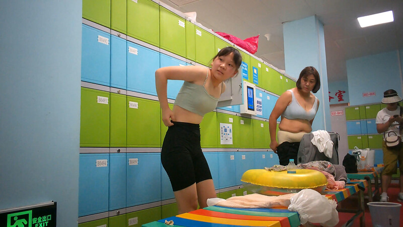 大众浴室偷拍美女淋浴换衣众多的花季学生妹