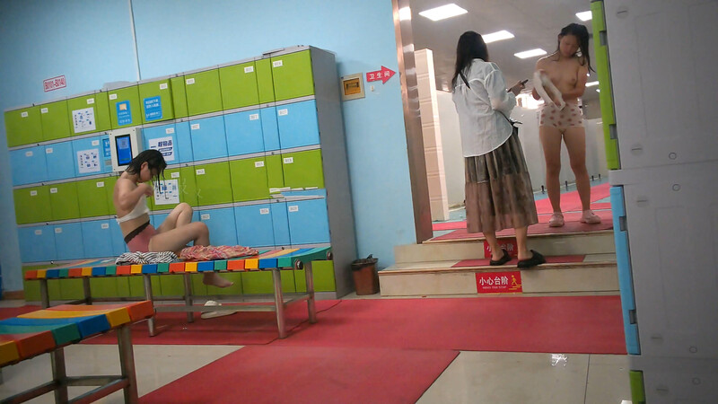 大众浴室偷拍美女淋浴换衣众多的花季学生妹