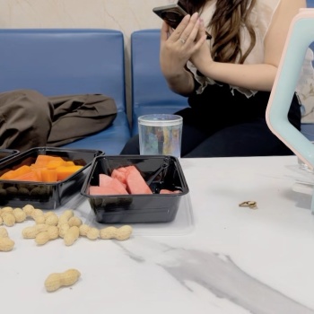 开宝马的少妇来偷情，不过瘾，拿上跳蛋小骚货又想要了，激情满足她！