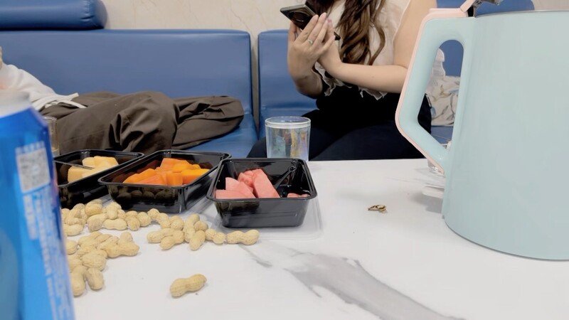 开宝马的少妇来偷情，不过瘾，拿上跳蛋小骚货又想要了，激情满足她！