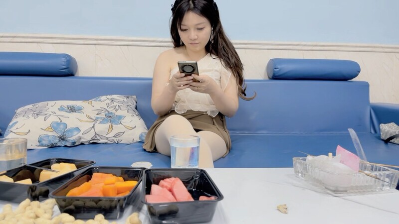 开宝马的少妇来偷情，不过瘾，拿上跳蛋小骚货又想要了，激情满足她！