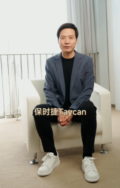 小米SU7把保时捷直播间刷爆了，美女主播胸前挂牌反击