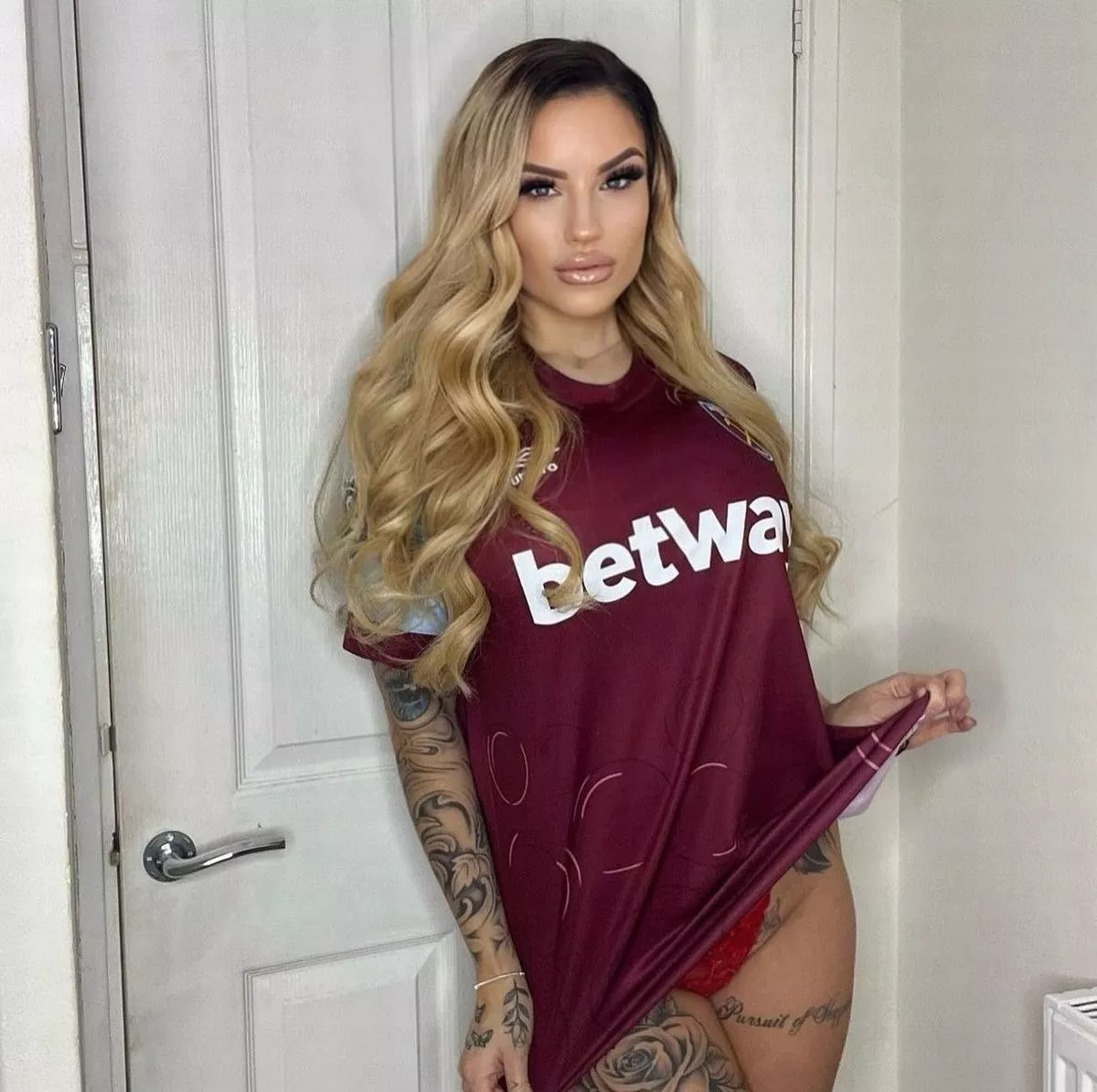 我是一名前警察，现在以裸体为生