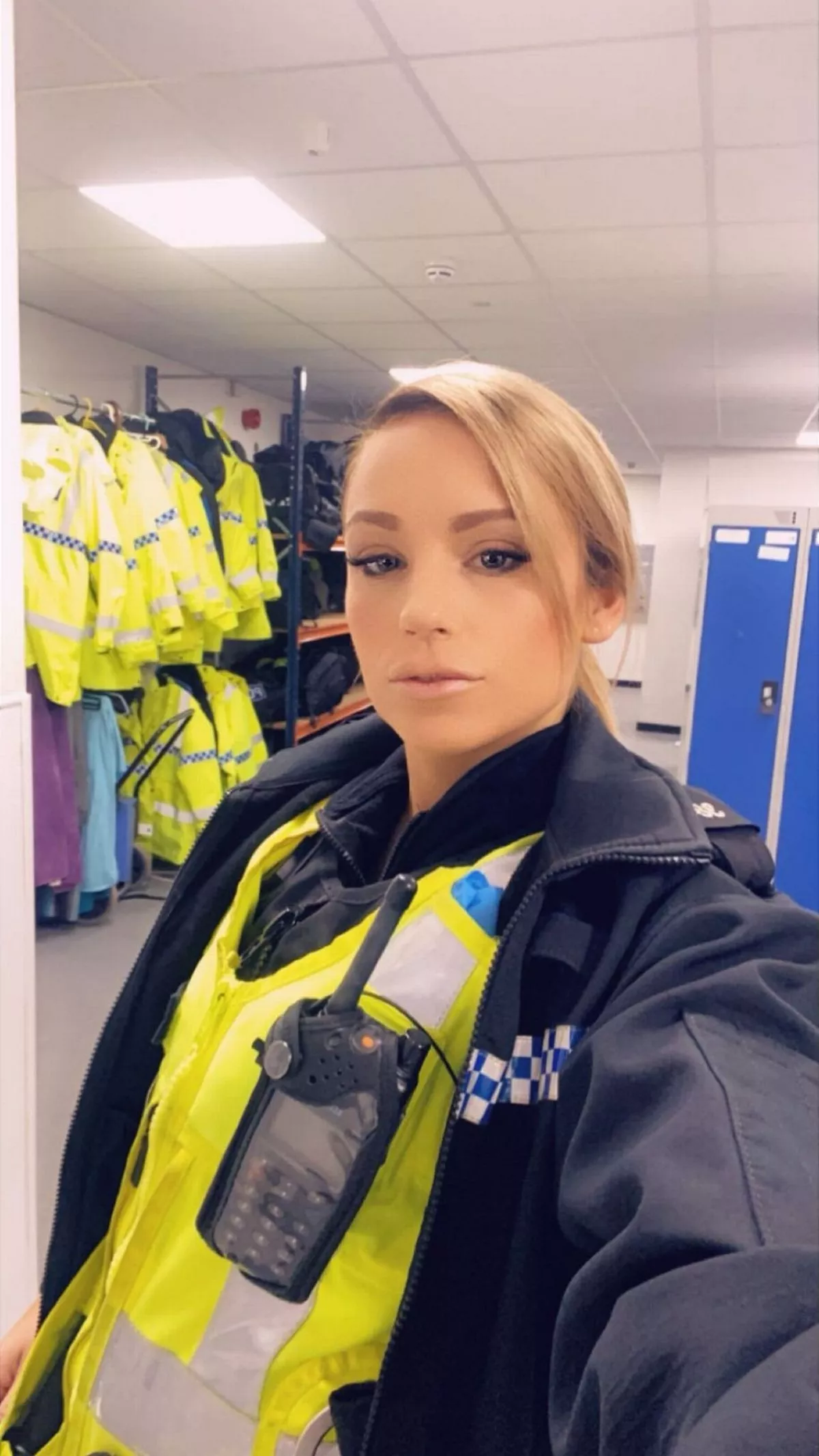 我是一名前警察，现在以裸体为生