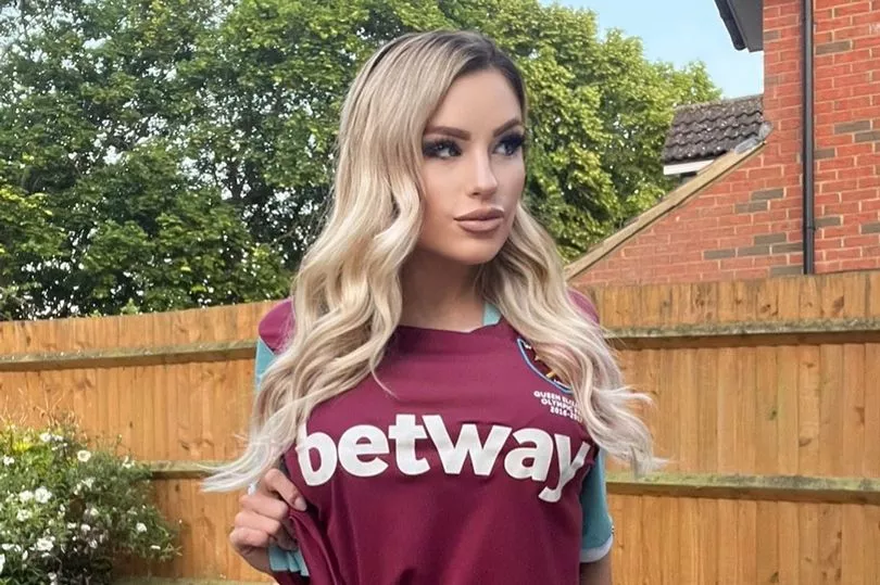 我是一名前警察，现在以裸体为生