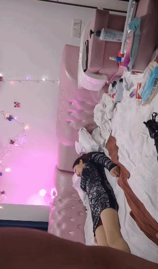 《母子乱伦》儿子下药迷翻勾引爸爸最后成为后妈的女人狠狠的操她为妈妈出口气