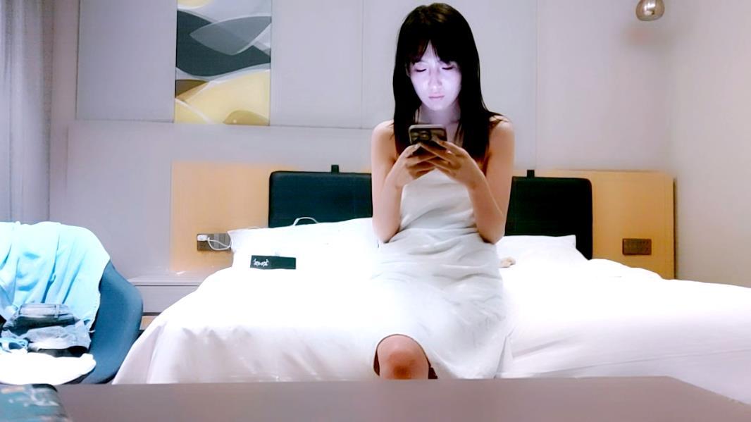 168CM金发兼职美女，强烈要求直接操，各种姿势全力输出，搞的妹妹受不了