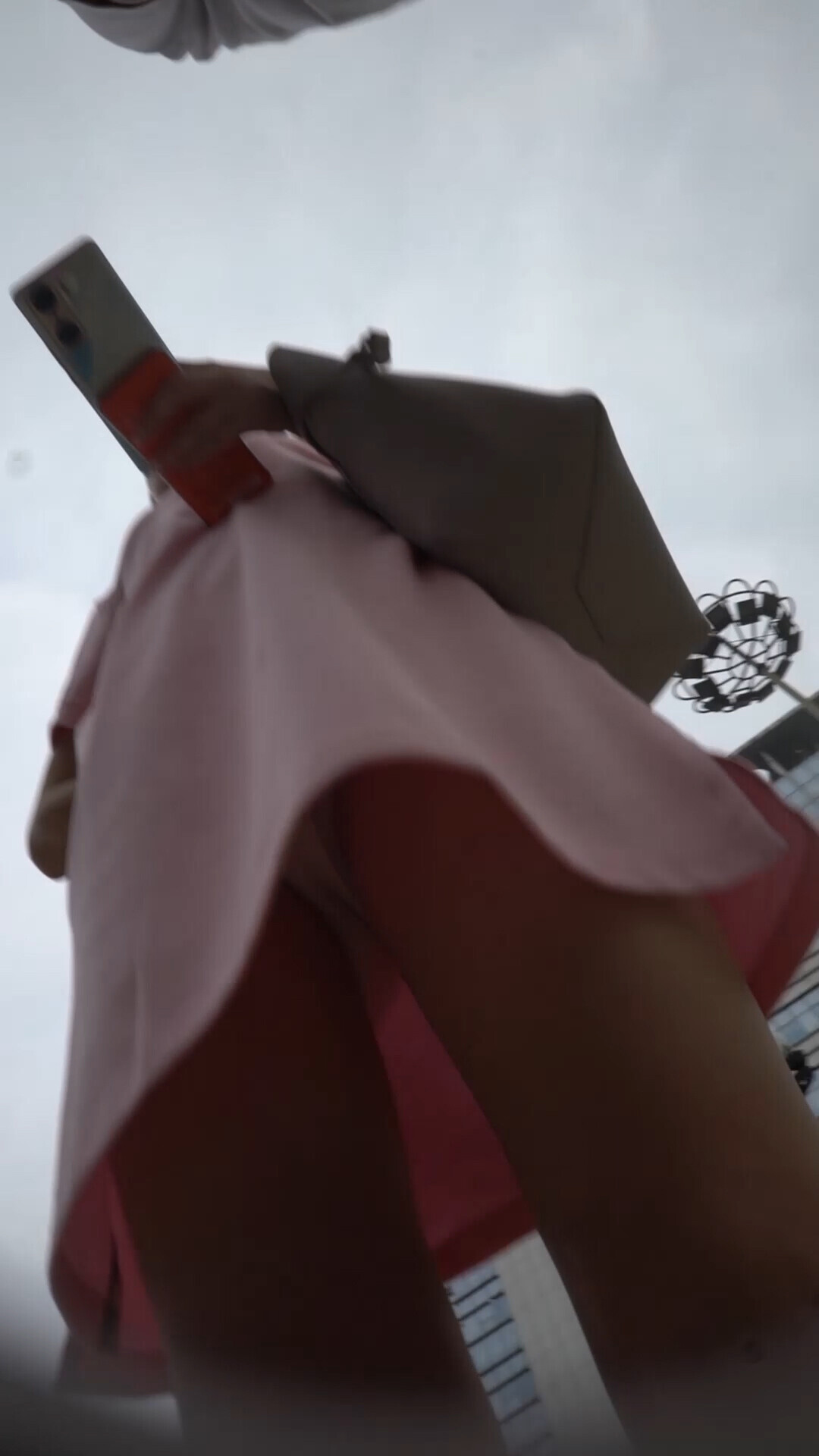 尾随偷拍美女裙底风光❤️粉裙美少妇看表演，透明内裤紧裹肥臀漏黑森林