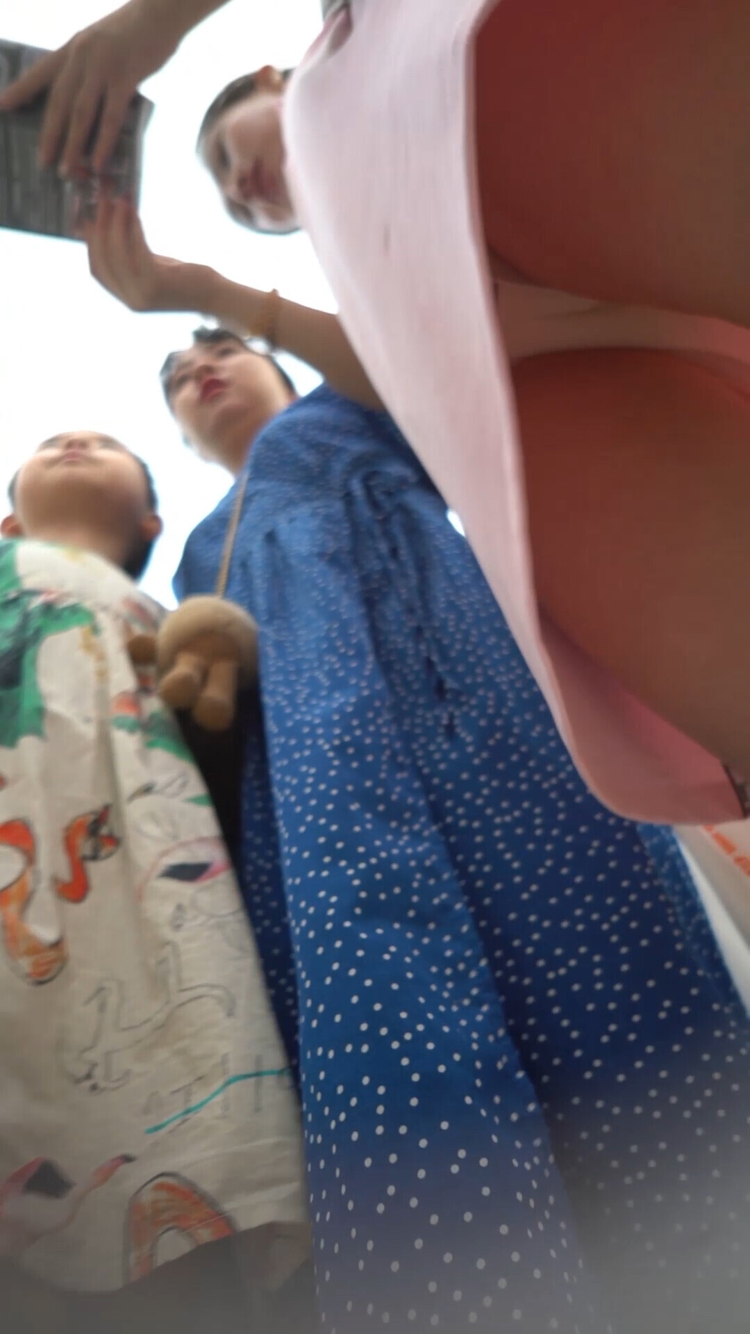 尾随偷拍美女裙底风光❤️粉裙美少妇看表演，透明内裤紧裹肥臀漏黑森林