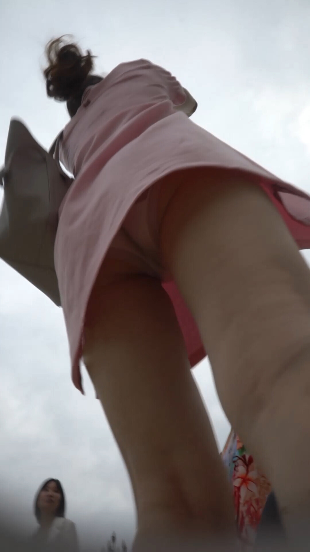 尾随偷拍美女裙底风光❤️粉裙美少妇看表演，透明内裤紧裹肥臀漏黑森林