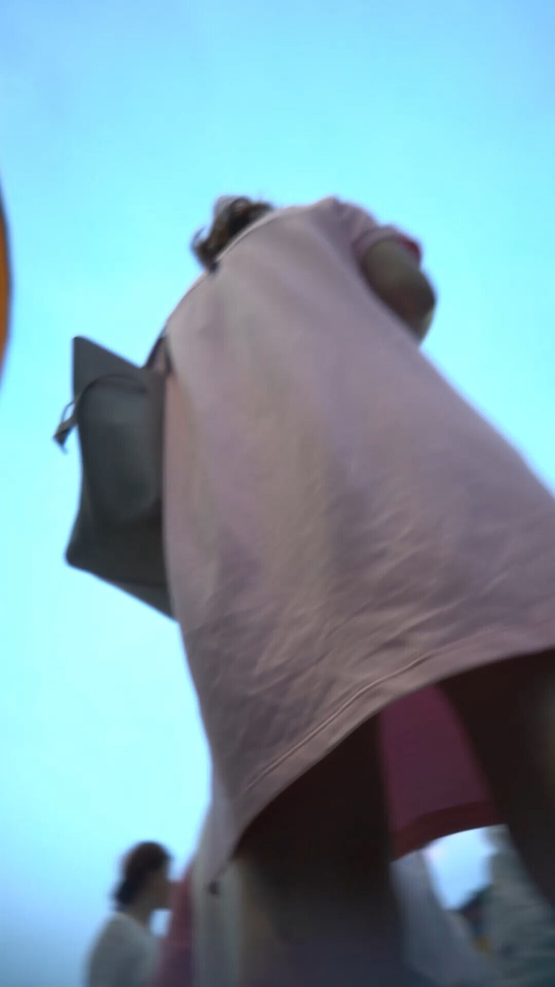 尾随偷拍美女裙底风光❤️粉裙美少妇看表演，透明内裤紧裹肥臀漏黑森林